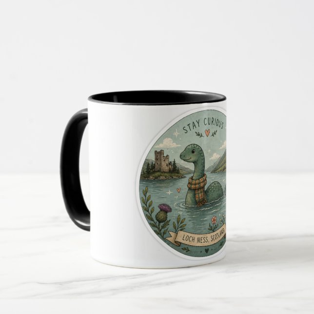 Mug Restez Curieux Cozy Cryptide Nessie Monstre du Loc (Devant gauche)