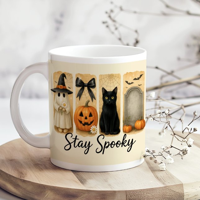 Mug "Restez Éffrayant" Halloween Brosse Stroke Chat ("Stay Spooky" Halloween Brush Stroke Cat Coffee Mug on a boho kitchen table with tiny flowers.)