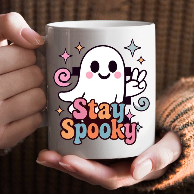 Mug Restez Éffrayant Super Fantôme Retro Pastel Hallow (Celebrate Halloween season in style with this groovy ghost stay spooky design.)