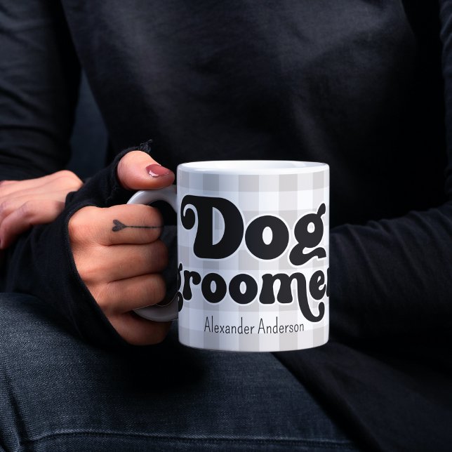 Mug Retro Dog Groomer sur Buffalo vérifier le nom pers (Retro Dog Groomer Coffee Mug - Personalized Mug for Pet Salon Enthusiasts with Custom Name)