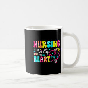 Mug Rétro Groovy L'infirmière Est Un Travail De Coeur