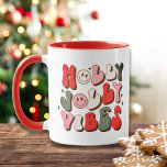 Mug Retro Noël Holly Jolly Vibes Vacances tendance<br><div class="desc">Retro Christmas Holly Jolly Vibes Trendy Holidays Coffee Mug présente le texte "Holly Jolly Vibes" dans un script rétro en rouge,  vert et rose accentué d'étoiles et de mignons visages heureux. Conçu par ©Evco Holidays www.zazzle.com/store/evcoholidays</div>