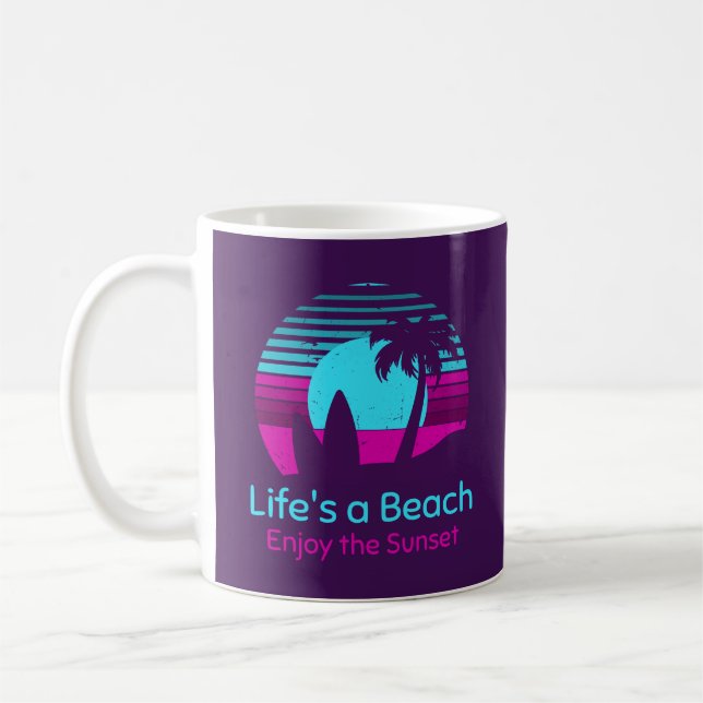 Mug Retro Sunset Surfboard Palm Tree Life's a Beach (Gauche)