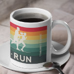 Mug Retro Swim Bike Run Triathlon Icon Series<br><div class="desc">Design inspiré par Retro incluant les trois icônes d'événement de triathlon les plus reconnaissables sur l'en-tête "SWIM ・ BIKE ・ RUN". Arrière - plan à bande arc-en-ciel rétro gras. Un cadeau ou un souvenir parfait.</div>