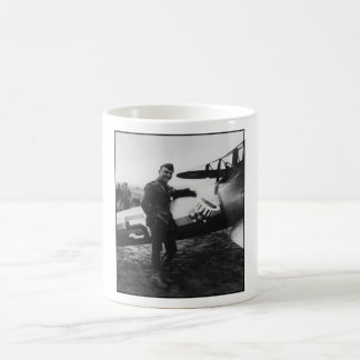 Mug Rickenbacker posant avec son avion