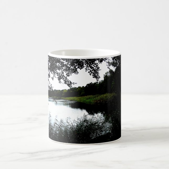 Mug Riverside avec arbres et roseaux photo (Centre)