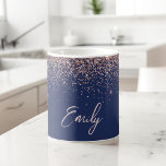 Mug Rose bleu marine or - Parties scintillant rose pâl<br><div class="desc">Marine Bleu et or Rose - Parties scintillant à étincelle rose rousse en métal brossé Nom et première coupe de café ou de boug. Cela rend le cadeau parfait pour 16 ans, mariage, douche nuptiale, anniversaire, baby shower ou bachelorette pour quelqu'un qui aime le luxe glam et les styles chic....</div>
