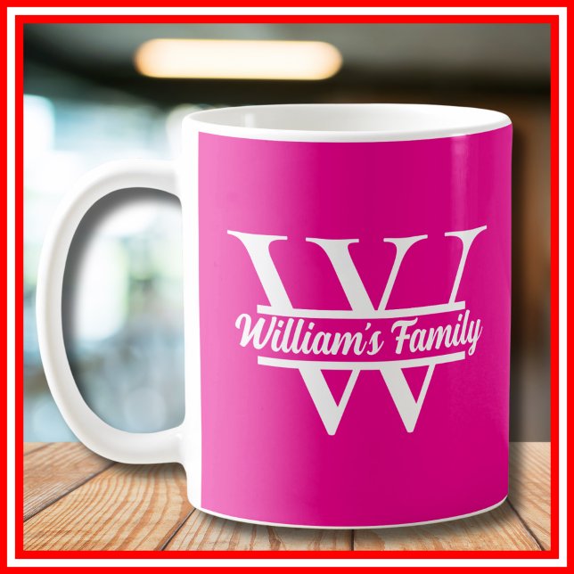 Mug Rose et Blanc | Monogramme de nom de famille simpl (Créateur téléchargé)