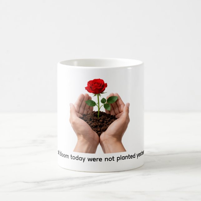 Mug Rose Inspirante dans des Mains Attentionnées (Centre)