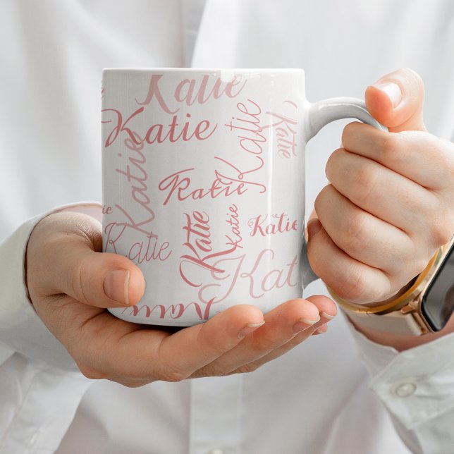 Mug rose moderne sur des noms manuscrits blancs (Créateur téléchargé)