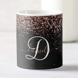Mug Rose personnalisé Parties scintillant or noir Étin<br><div class="desc">Personnalisez facilement ce design élégant et branché de tasse à café avec une jolie parties scintillant brillante en or rose sur un arrière - plan métallique brossé noir.</div>