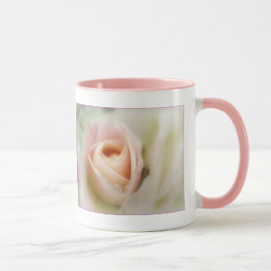 Mug Rose rose douce dans la bouge de boisson en pleine