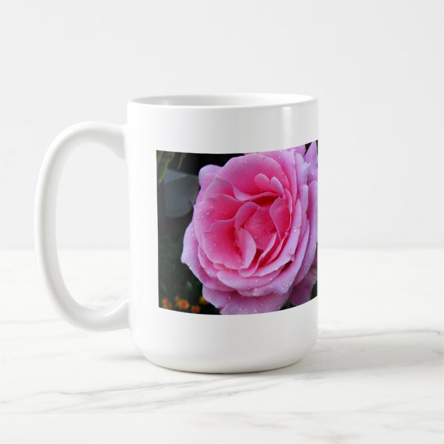 Mug Rose rose douce dans la bouge de boisson en pleine (Gauche)