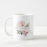 Mug Rose rose pâle Fleur de l'honneur<br><div class="desc">Le design chic et élégant de fleurs rose pâle comprend le titre de "Maid of Honor" et 1 ligne de texte personnalisé ci-dessous. Tout le texte peut être modifié, la couleur, la police et la taille modifiées. Faites-en un pour chaque fête de mariée. Il aura l'air génial dans votre préparation...</div>