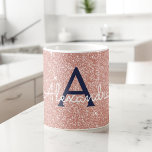 Mug Rose Rose Rose Gold Marine Blue Parties scintillan<br><div class="desc">Blush Pink - Rose Gold et Navy Blue Sparkle Parties scintillant Monogramme Nom et première tasse de café. La tasse fait le cadeau parfait pour quelqu'un qui aime l'or rose.</div>