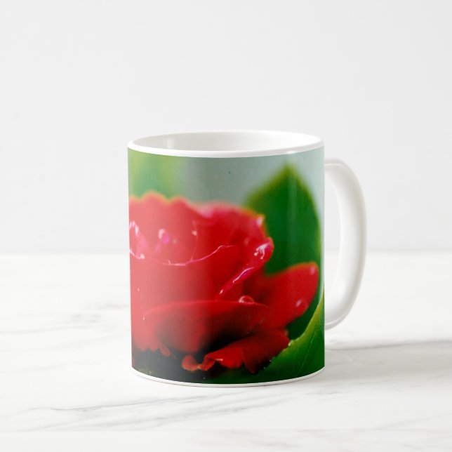 Mug Rose rouge du matin recouverte de gouttes de rosée (Devant droit)