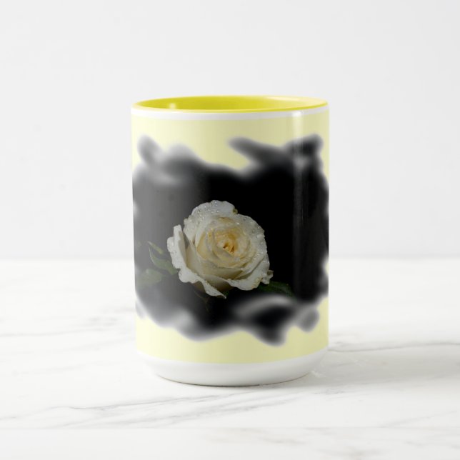 Mug Roses blanches brûlées arêtes sur Jaune (Centre)