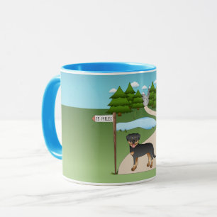 Mug Rottweiler noir et feu par un sentier de randonnée