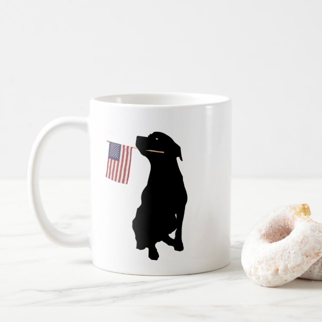Mug Rottweiler tenant le drapeau américain (Avec donut)