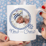 Mug Roue nautique nouvelle à la Faire-part de naissanc<br><div class="desc">Cadeau photo pour bébé nouveau-né pour le nouveau membre de l'équipage ou comme cadeau faire-part à des amis et à la famille. Ajoutez votre photo à ce design nautique avec cadre photo de corde et roue de capitaine en palette de couleurs bleu et blanc. Vous pouvez ajouter le nom du...</div>