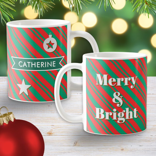 Mug Rouges et joyeuses rayures vertes personnalisées (A personalized mug with red and green candy stripes pattern, with 'Merry & Bright' caption)
