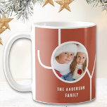 Mug Rouille photo de Noël moderne<br><div class="desc">Cette tasse de Noël moderne est décorée avec le mot JOY sur un arrière - plan rouille. Facilement personnalisable avec votre photo et votre nom.</div>