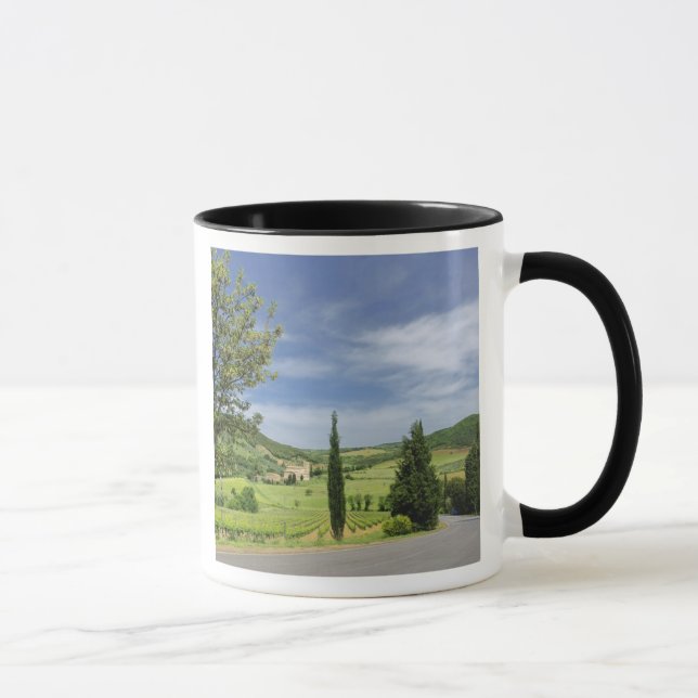 Mug Route de campagne sinueuse entre des cyprès en (Droite)