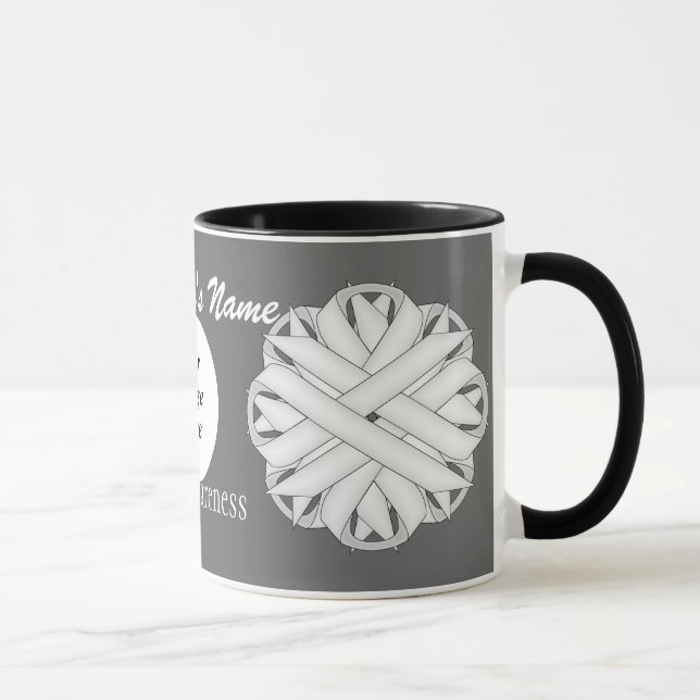 Mug Ruban de fleurs blanches par Kenneth Yoncich Modèl (Droite)