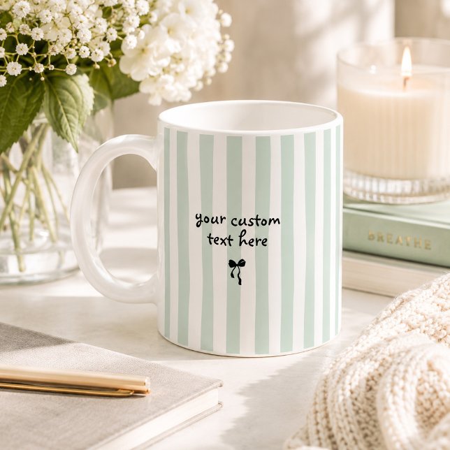 Mug Rubans de texte personnalisés de couleur vert past (Pastel sage green striped personalized coffee mug with custom text and petite bow.)