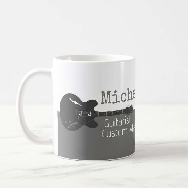 Mug sa moitié professionnelle (guitariste) mi-grise mi (Gauche)