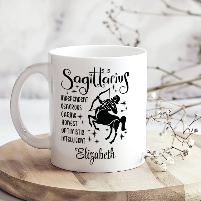 Mug Sagittarius Zodiac Horoscope Nom personnalisé (Sagittarius Zodiac Horoscope Custom Name Coffee Mug on a sunny boho wooden kitchen table.)