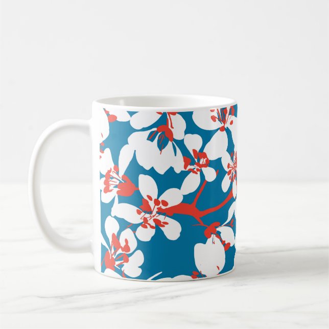 Mug Sakura blanc, motif arrière - plan bleu classique. (Gauche)