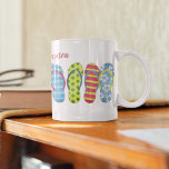 Mug Sandales de plage Tropical Summer Fun Fil Flops<br><div class="desc">La vie est meilleure en tongs. Une plage Tropical ou une journée d'été ensoleillée. Des tongs élégants, à la ligne avec des rayures colorées, des fleurs et des points. Un cadeau branché pour tous ceux qui aiment l'été, le temps chaud, la plage et la vie en tongs. Cette conception est...</div>
