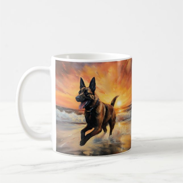 Mug Sandy Paws Berger Malinois sur la plage au coucher (Gauche)