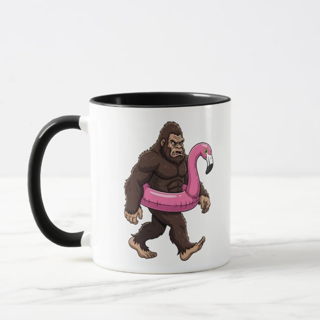 Mug Sasquatch dans un Flotteur de Flamant Rose Cryptid (Gauche)