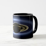 Mug Saturne Éclipse le Soleil de Cassini Orbiter<br><div class="desc">L'engin spatial Cassini de la NASA s'est caché derrière Saturne, capturant une scène dramatique : la forme majestueuse du géant du gaz, sept de ses lunes, et même un tout petit point pâle de la Terre au loin, le tout éclairé par le soleil qui filtre à travers les anneaux. Ce...</div>