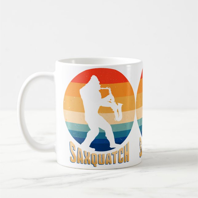 Mug Saxquatch Drôle Un Sax Et Un Sasquatch Jouant Un M (Gauche)