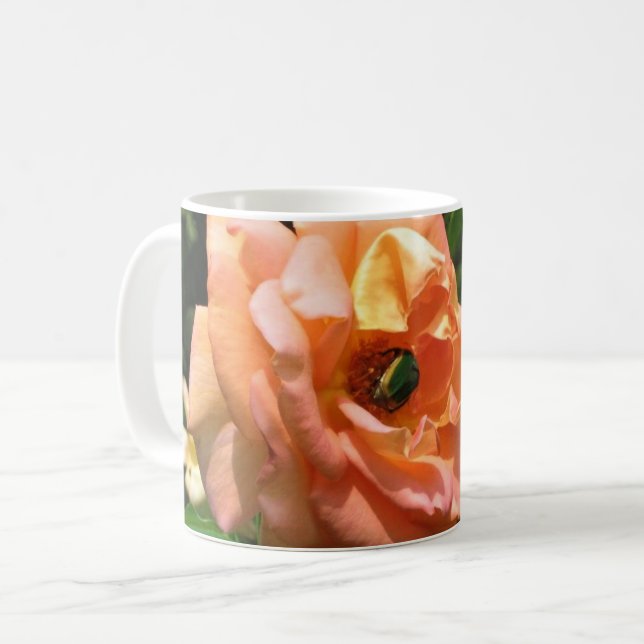 Mug Scarabée sur une rose (Devant gauche)