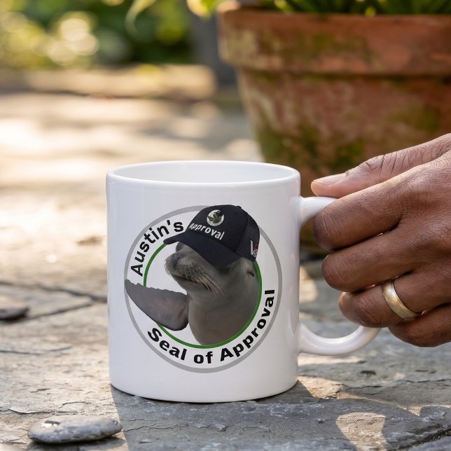 Mug Sceau de certification approuvé | Nom personnalisé (Lifestyle Shot)