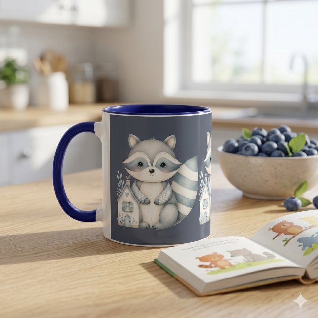 Mug Scène de cabane en bois nocturne avec un raton lav (Whimsical Raccoon Night Woodland Cottage Scene Mug)