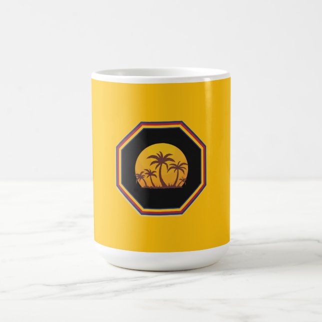 Mug Scène de coucher de soleil avec palmiers dans un c (Centre)