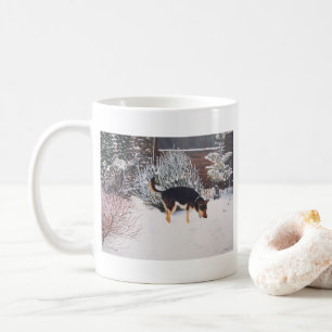Mug Scène de neige d'hiver avec le chien noir et