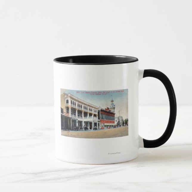 Mug Scène de rue montrant l'hôtel Tremont (Droite)