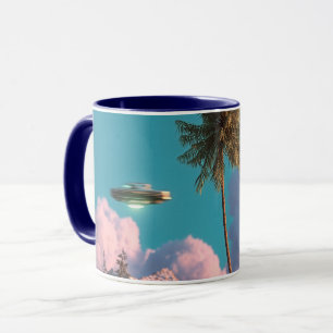 Mug Scène surréaliste de montagnes avec palmier et OVN