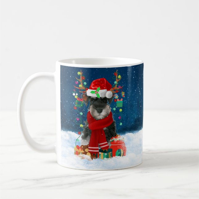 Mug Schnauzer Chien en neige avec cadeaux de Noël (Gauche)