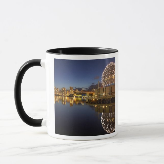 Mug Science World et CBD se reflètent dans False Creek (Gauche)