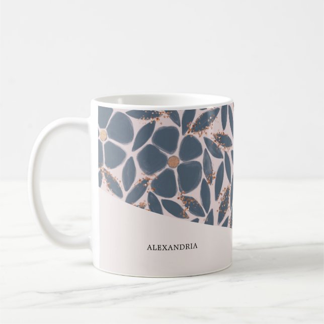 Mug scintillant or rose avec fleurs bleues fumées  (Gauche)