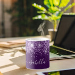 Mug Script de nom de parties scintillant violet<br><div class="desc">Un élégant arrière - plan violet, décoré de poussière de parties scintillant imitation. Personnalisez et ajoutez votre nom écrit avec un script de style à la main tendance avec des swashes. Pour que les swashes ne suppriment que le nom de l'échantillon, laissez les espaces ou émoticônes devant et après le...</div>