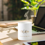Mug Script de nom des initiales monogrammes élégant<br><div class="desc">Un élégant arrière - plan blanc classique. Personnalisez et ajoutez vos lettres monographiques,  initiales,  prénom et nom complet. Lettres dorées et noires. Le nom est écrit avec un script de style écrit à la main.</div>