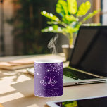 Mug Script de nom du monogramme de la parties scintill<br><div class="desc">Une tasse monogrammée fillette et tendance. Un arrière - plan chic et violet décoré de faux gouttes de parties scintillant,  de poussière. Personnalisez et ajoutez votre prénom,  vos initiales monographiques et votre nom complet. Lettres violettes et blanches.</div>